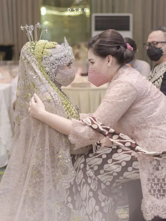 Selain itu, Kesha dan Adhi juga mendapat wejangan dari sang tante, Mona Ratuliu tentang kehidupan sebuah pernikahan. Pesan tersebut yang akan selalu dipegang oleh pengantin baru yang satu ini. (Instagram/kesharatuliu05)