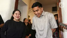 Ketua DPP Partai Demokrasi Indonesia Perjuangan (PDI-P) Puan Maharani (kiri) dan Ketua Umum Partai Solidaritas Indonesia (PSI) Kaesang Pangarep usai melakukan pertemuan tertutup di Ombe Kofie, Menteng, Jakarta, Kamis (5/10/2023). Dalam pertemuan itu, Puan dan Kaesang bersepakat bahwa Pemilu 2024 harus dijalani dalam situasi damai dan ingin semuanya berjalan dengan kondusif. (Liputan6.com/Angga Yuniar)