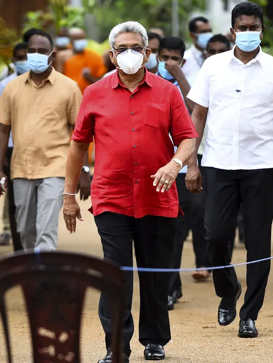 Presiden Sri Lanka Gotabaya Rajapaksa meninggalkan tempat pemungutan suara usai memberikan suaranya di Kolombo, Sri Lanka, Rabu (5/8/2020). Sri Lanka menggelar pemilihan parlemen di tengah pandemi COVID-19. (Ishara S. KODIKARA/AFP)