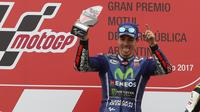 Setelah melihat Marc Marquez mengalami crash, Maverick Vinales yakin bisa meraup banyak poin di MotoGP Argentina, Minggu (9/4/2017) atau Senin (10/4/2017) dini hari WIB. (EPA/David Fernandez)