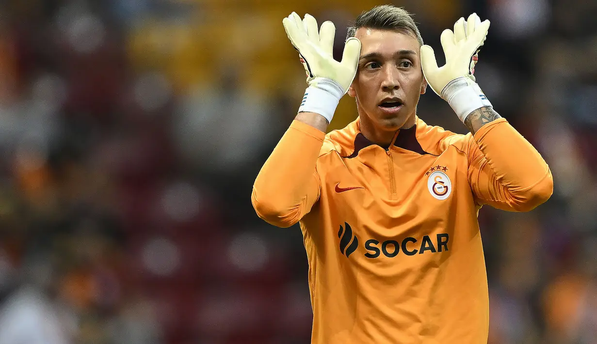 Fernando Muslera, kiper asal Uruguay berusia 37 tahun yang kini tengah menjalani musim ke-13 bersama Galatasaray masih menjadi andalan klubnya di Liga Turki sejak didatangkan dari Lazio pada awal musim 2011/2012. Hingga kini ia telah tampil dalam 483 laga bersama Galatsaray di semua ajang dengan torehan 172 kali clean sheet dan kebobolan 516 gol. Pada musim 2023/2024 sendiri ia telah mencatatkan 11 kali clean sheet dari total 27 laga di semua ajang kompetisi. (AFP/Yasin Akgul)