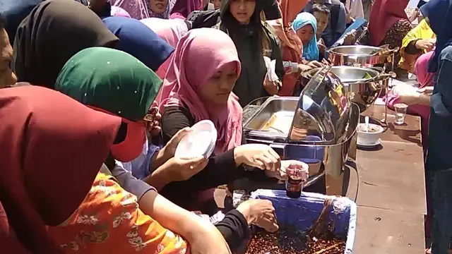 Ribuan warga berebut mendoan dalam pemecahan rekor mendoan Banyumas. (Foto: Liputan6.com/Muhamad Ridlo)