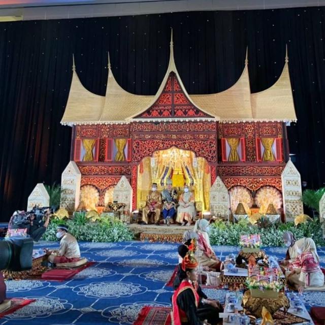 Ada Rumah Gadang Minangkabau di Acara Balacuik Malapeh Bujang Rizky Billar