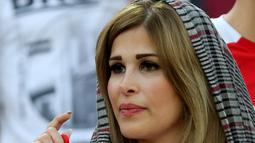 Seorang wanita cantik pendukung Suriah menyaksikan laga kualifikasi Piala Dunia 2018 melawan Iran di Stadion Azadi, Tehran, Selasa (5/9/2017). Finis urutan tiga grup A, Suriah lolos ke babak playoff untuk menantang Australia. (AFP/Atta Kenare)