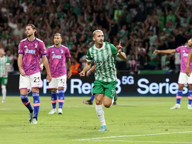 Gelandang Maccabi Haifa, Omer Atzili berselebrasi usai mencetak gol ke gawang Juventus pada pertandingan lanjutan grup H Liga Champions di stadion Sammy Ofer di kota Haifa pada 11 Oktober 2022. Atzili  mencetak dua gol dan mengantar Maccabi Haifa menang atas Juventus 2-0. (AFP/Ronaldo Schemidt)