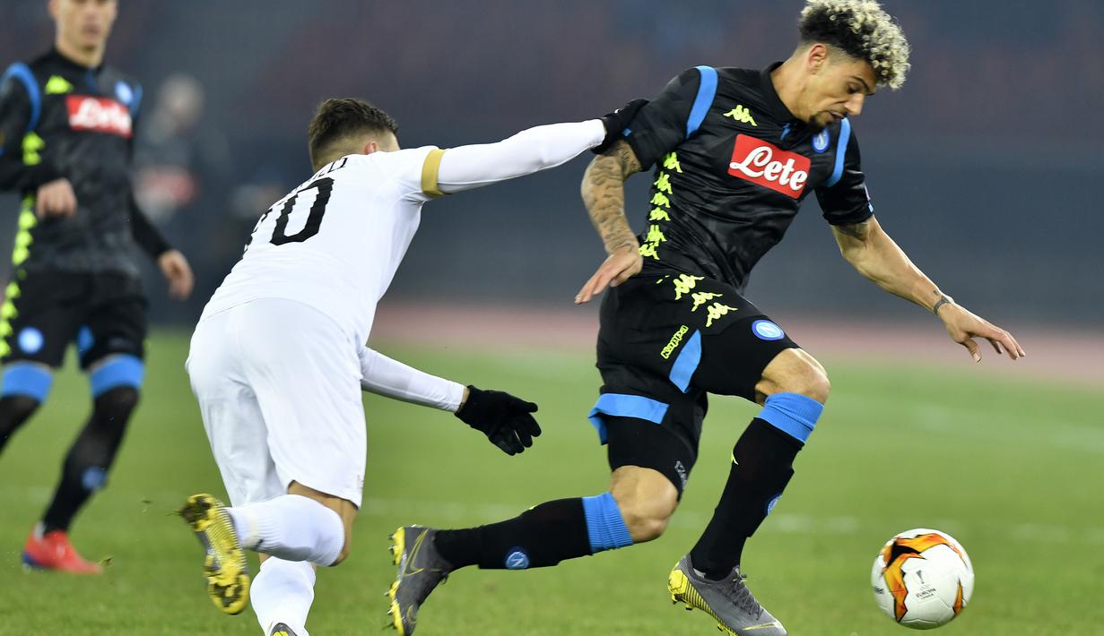 Pemain Napoli, Kevin Malcuit, menggiring bola saat melawan FC Zurich pada laga Liga Europa di Stadion Letzigrund, Kamis (14/2). Napoli menang 3-1 atas FC Zurich. (AP/Walter Bieri)