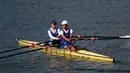 Atlet Korea Selatan dan Korea Utara saat latihan kano bersama jelang Asian Games 2018 di Tangeum Lake International Rowing Center, Chungju, Korea Selatan, Selasa (31/7). (Jeon Heon-Kyun/Pool/AFP)