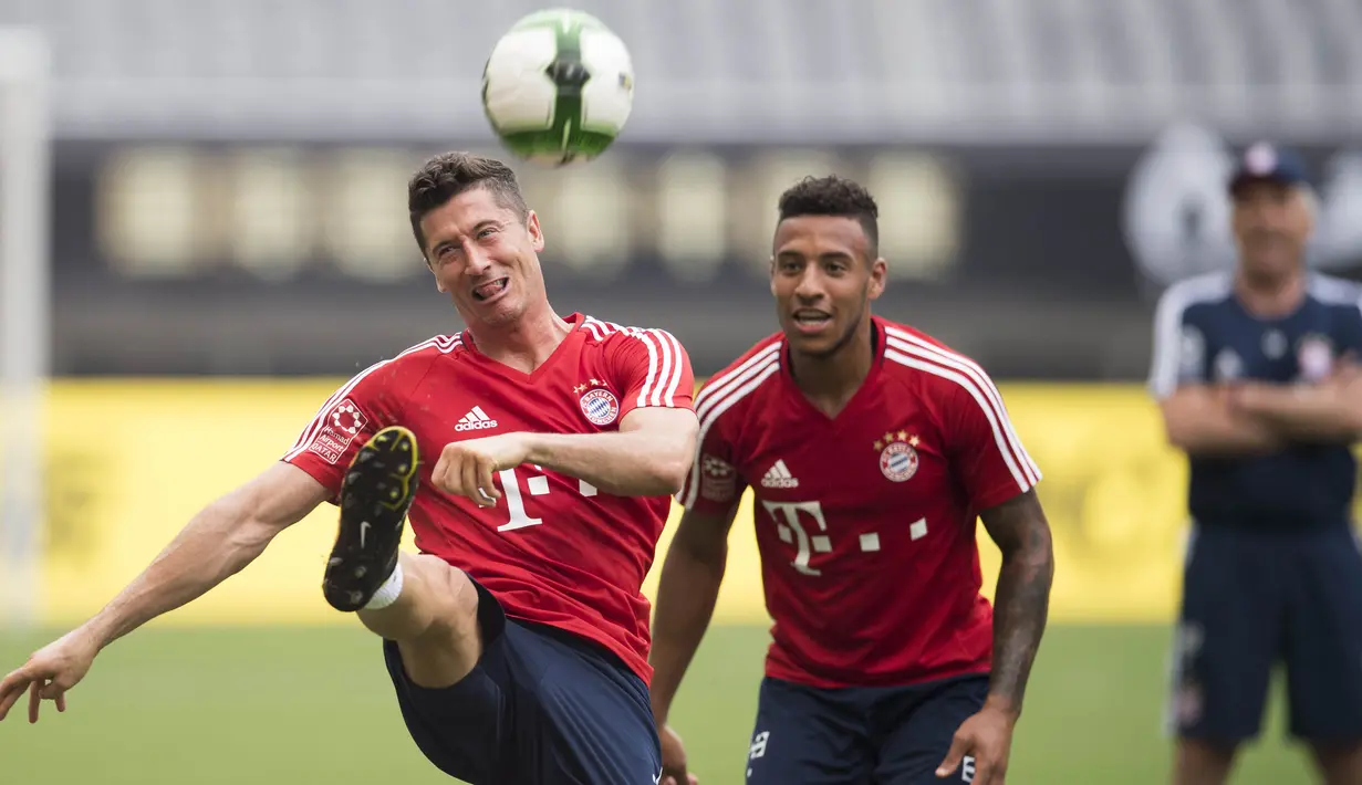 Srtiker Bayern Munchen, Robert Lewandowski, menendang bola saat mengikuti sesi latihan di Shanghai, Selasa (18/7/2017). Bayern Munchen akan menghadapi Arsenal pada laga turnamen pramusim bertajuk International Champions Cup. (AFP/Johannes Eisele)