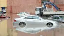 Sejumlah kendaraan terlihat di sebuah jalan yang terendam banjir menyusul hujan lebat di Kegubernuran Mubarak Al-Kabeer, Kuwait (29/11/2020). Hujan lebat melanda Kuwait pada Sabtu (28/11) malam dan Minggu (29/11) pagi waktu setempat. (Xinhua/Asad)