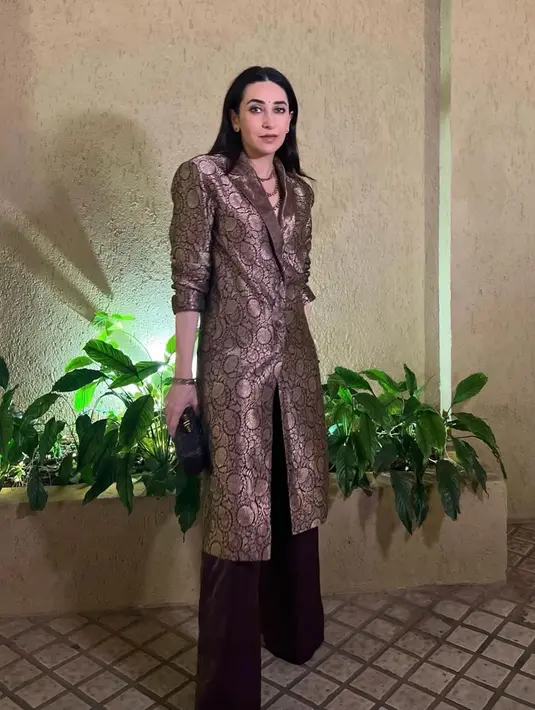 Karisma Kapoor turut merayakan Diwali bersama keluarga besar. Ia tampil elegan dibalut Sherwani nuansa coklat-emas. [@therealkarismakapoor]