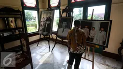 Pengunjung melihat lukisan di Istana Siak Sri Indrapura, Riau, Kamis (21/7). Istana Siak menyimpan banyak peninggalan sejarah dari Kerajaan Siak. (Liputan6.com/Faizal Fanani)