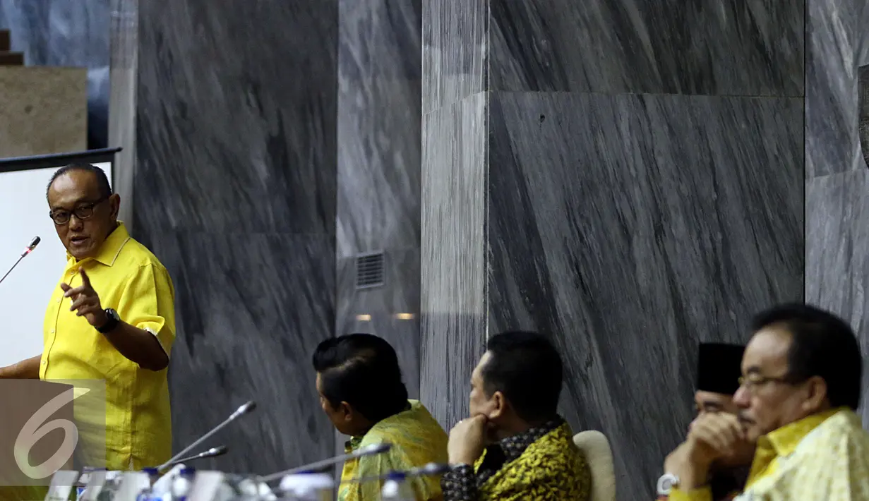 Ketum Partai Golkar Aburizal Bakrie berpidato saat Seminar di DPR RI dengan tema "Impelementasi Visi Negara Kesejahteraan 2045 Dalam Menjalankan Fungsi Legislasi, Anggaran dan Pengawasan di Parlemen", Jakarta, Jumat (20/11). (Liputan6.com/Johan Tallo)