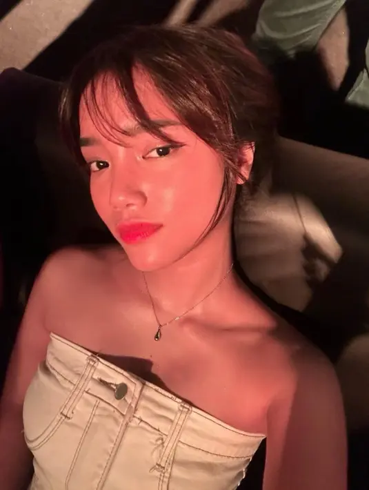 Sementara itu, Fuji tampil dengan mini dress model denim berkancing sleeveless. Dengan aksesori kalung berliontin minimalis. [@fuji_an]