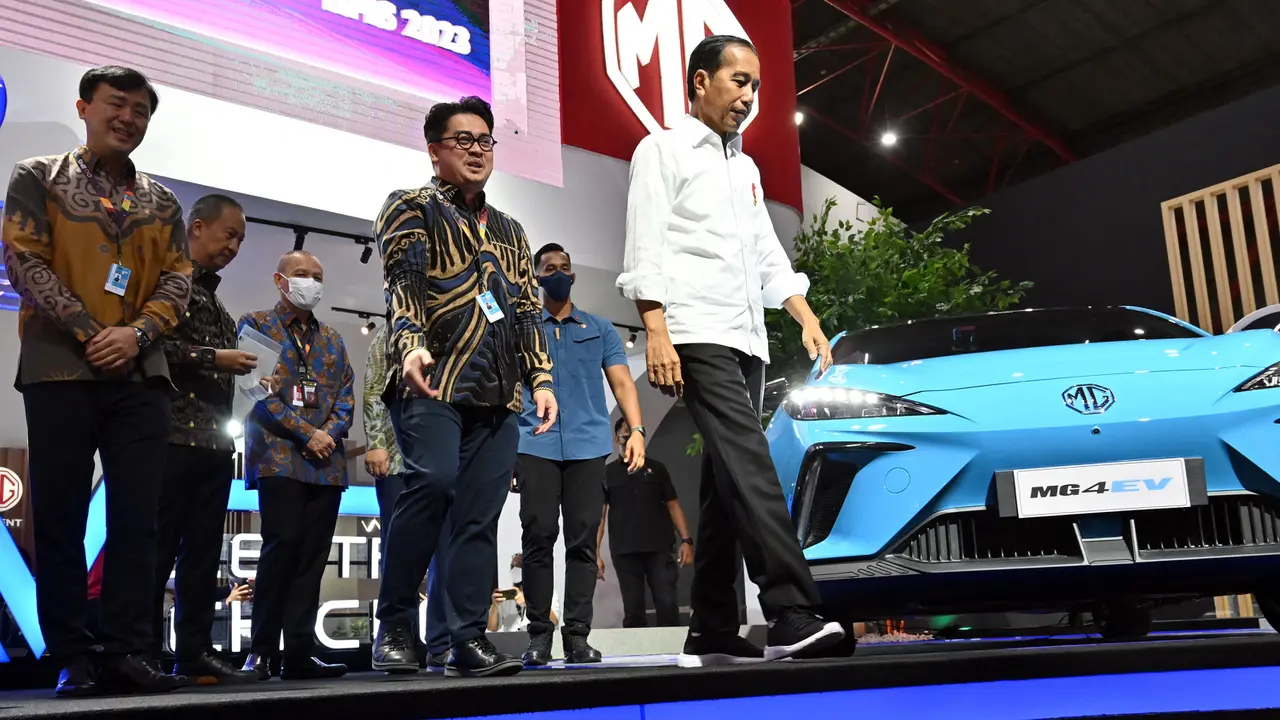 Jokowi Buka IIMS 2023, Mobil Listrik Esemka Bima EV Curi Perhatian