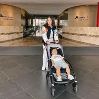 Melakoni peran sebagai ibu rumah tangga dan memiliki dua anak tak bikin pesona Momo Geisha memudar. [Foto: IG/therealmomogeisha].