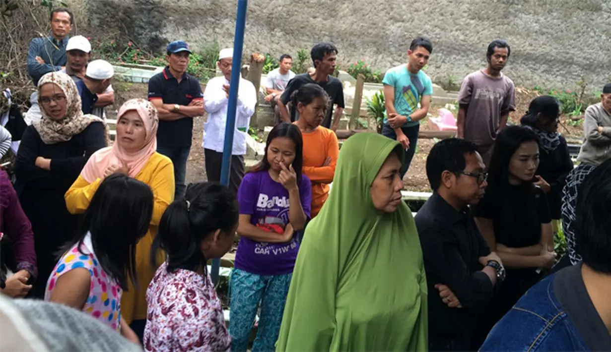 "Mimpinya itu si Irena kasih kalung emas ke suaminya sama minta maaf. Saya bilang ke dia itu berarti dia menitipkan anaknya," ungkap Daffa, Kerabat Irena melalui sambungan telepon, Jumat (27/5). (dok. Pribadi HildaVitria Khan/Bintang.com)