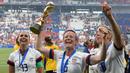 Striker Amerika Serikat, Megan Rapinoe, bersama rekan-rekannya merayakan gelar juara Piala Dunia Wanita 2019 usai mengalahkan Belanda pada laga final di Stadion Lyon, Lyon, Minggu (7/7). AS menang 2-0 atas Belanda. (AFP/Phillippe Desmazes)