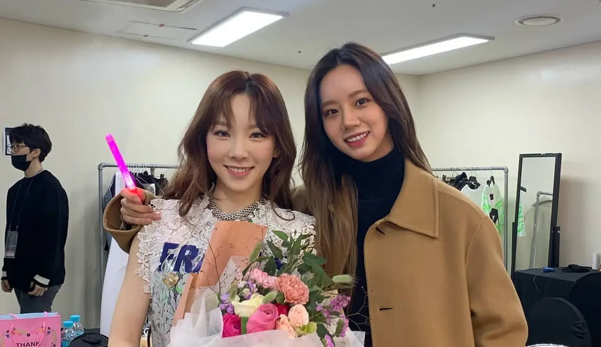 Hyeri juga beberapa kali pernah memamerkan potret dirinya bersama Taeyeon Girls Generation. Lihat di sini, Hyeri berpose memberikan bunga untuk Taeyeon mengenakan turtleneck hitam yang ditumpuknya dengan long coat cokelat. [Foto: Instagram/hyeri_0609]