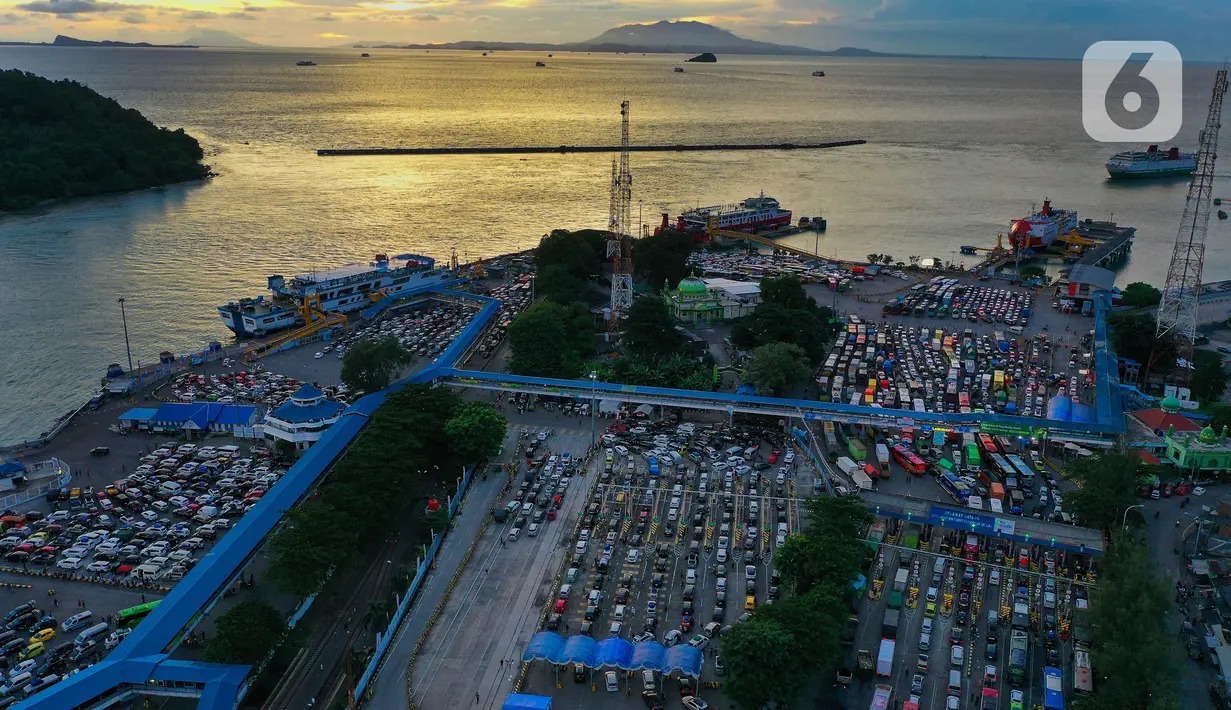 Ribuan kendaraan mengantri untuk menaiki kapal penyebrangan di Pelabuhan Merak, Cilegon, Banten, Sabtu (6/4/2024). Diprediksi puncak arus mudik pelabuhan merak terjadi pada malam ini hingga esok pagi. (Liputan6.com/Angga Yuniar)