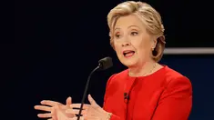 Capres dari Partai Demokrat, Hillary Clinton menjawab pertanyaan saat debat dengan capres dari Partai Republik Donald Trump pada debat pertama pemilu Amerika Serikat di Hofstra University, Hempstead, New York, Senin (26/09). (AP Photo/David Goldman)