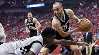Pemain San Antonio Spurs, Manu Ginobili (kanan) berushaa melewati adangan pemain Houston Rockets, Clint Capela pada gim keenam semifinal NBA Wilayah Barat di Houston, (11/5/2017). Spurs menang 114-75. (AP/Eric Christian Smith)