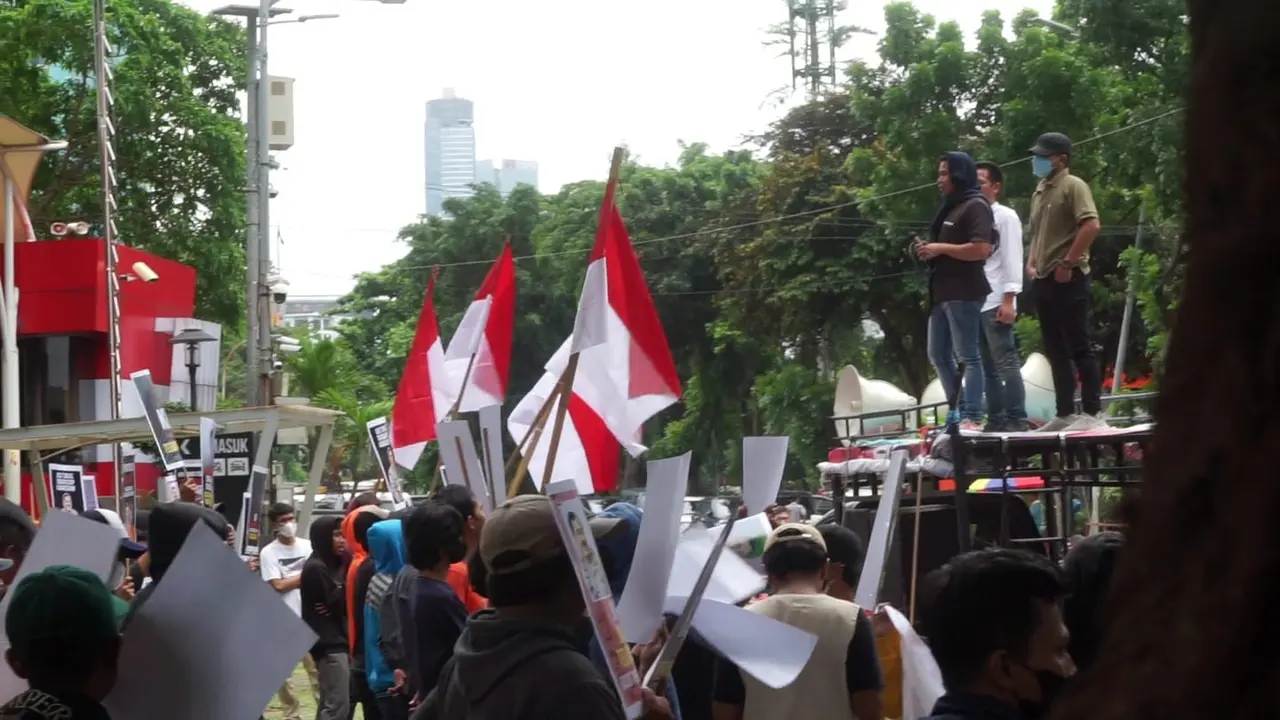 Ratusan masa aksi yang tergabung dalam Perkumpulan Pemuda Keadilan mendatangi gedung merah putih Komisi Pemberantasan Korupsi (KPK). Mereka menuntut agr kepolisian mengusut tutnas kasus tambang ilegal. (Istimewa)