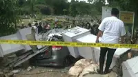 Mobil peziarah hancur tertimpa gapura tempat pemakaman umum (TPU) Garubug di Kelurahan Bojong Nangka, Kecamatan Kelapa Dua, Kabupaten Tangerang. (Istimewa)