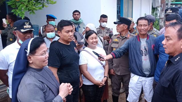 Pemprov Sultra mengunjungi dan memberikan bantuan bagi korban banjir Kendari.
