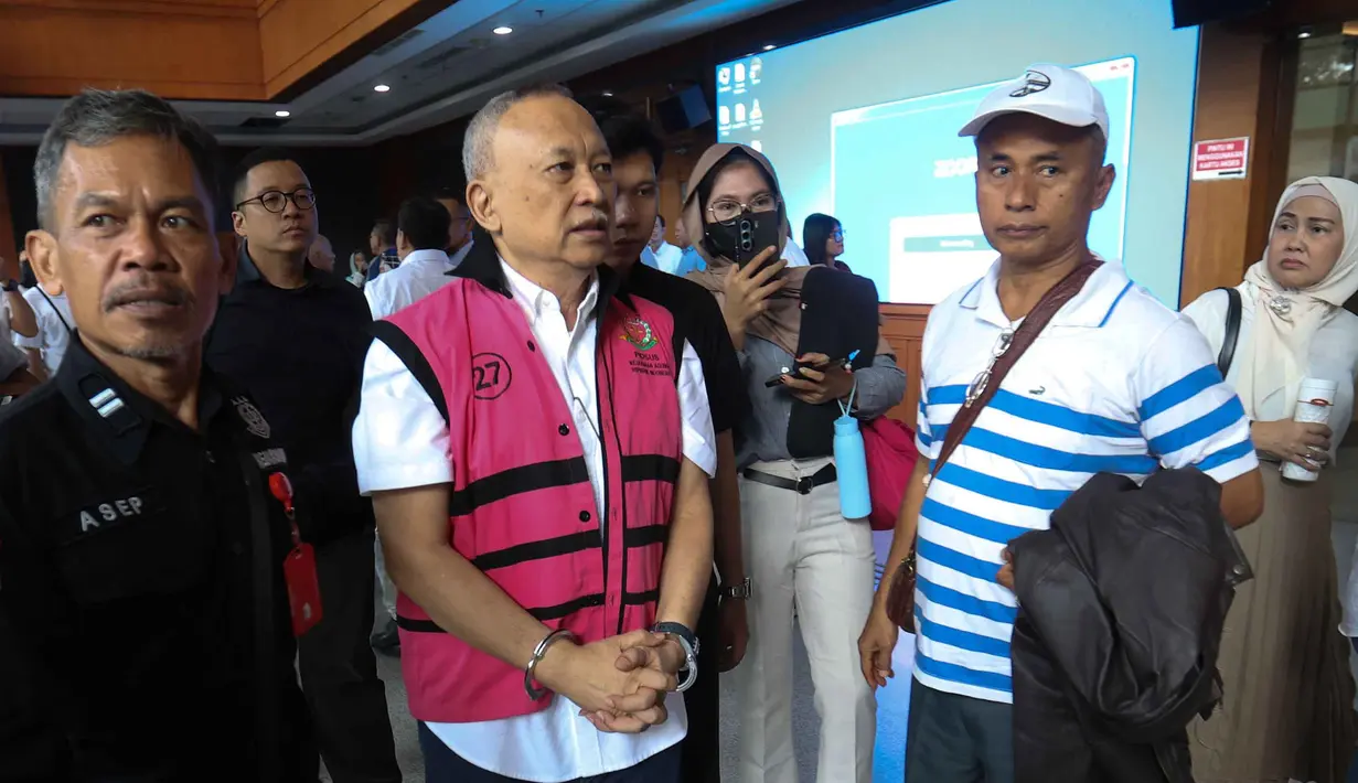 Sementara, Hanung Budya Yuktyanta merupakan Direktur Pemasaran dan Niaga PT Pertamina pada tahun 2014. Tampak dalam foto, Direktur Pemasaran dan Niaga PT Pertamina tahun 2014, Hanung Budya Yuktyanta usai mengikuti sidang pembacaan putusan di Pengadilan Tindak Pidana Korupsi (Tipikor) Jakarta, Selasa (12/5/2026). (Kapanlagi.com/Budy Susanto)