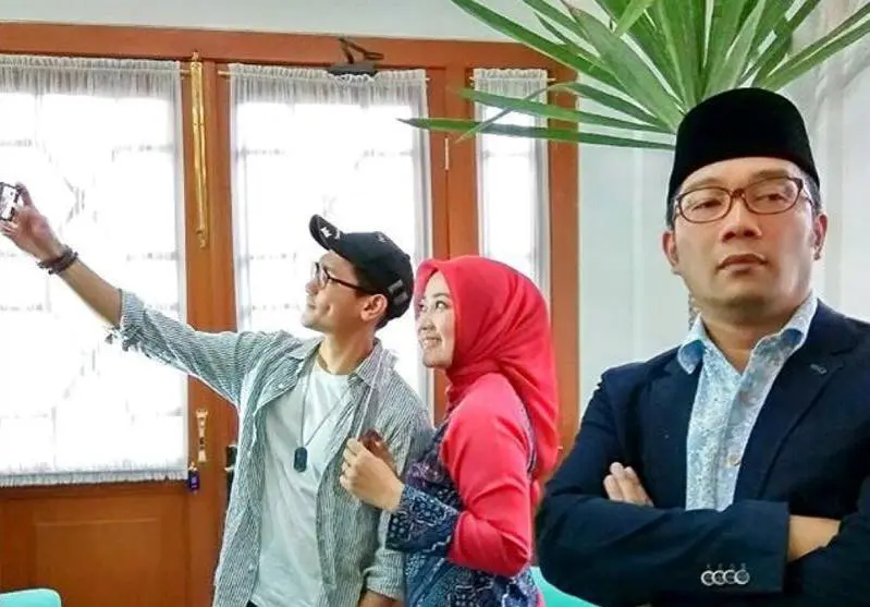 Jika beberapa hari lalu foto istri Ahok yang ramai diperbincangkan, kini ada foto istri Ridwan Kamil yang lagi selfie sama Afgan.