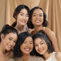 Meski sedang berada di rumah, compact powder menjadi elemen penting untuk tampilan makeup yang praktis. (Foto: BLP Beauty)