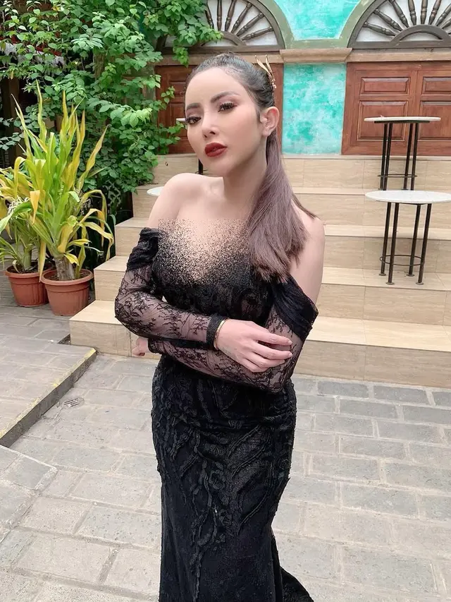 6 Potret Gaya Outfit Brokat Ayu Aulia, Lengkap dengan Perjalanan Spiritualnya