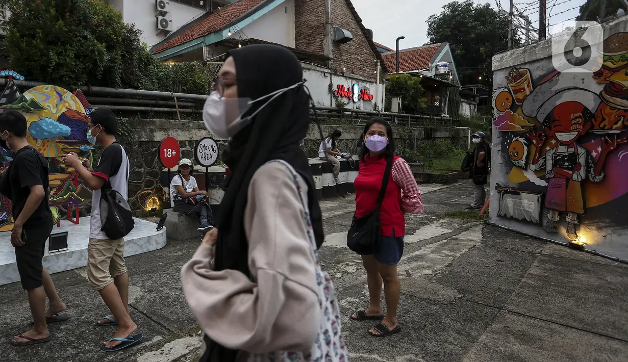 Pengunjung mengenakan masker saat libur Maulid Nabi di M Bloc Space, Jakarta, Rabu (20/10/2021). Pengunjung yang datang diwajibkan mematuhi protokol kesehatan. (Liputan6.com/Johan Tallo)