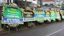 Sejumlah karangan bunga ucapan duka cita atas meninggalnya KH Salahuddin Wahid atau Gus Sholah di rumah duka kawasan  Mampang Prapatan, Jakarta, Senin (3/2/2020). Ulama yang juga adik kandung Presiden ke-4 RI Gus Dur itu meninggal dunia pada hari Minggu (2/2/2020). (Liputan6.com/Herman Zakharia)