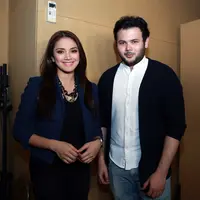 Muhammad Ridho Irama atau dikenal dengan Ridho Rhoma melakukan duet dengan penyanyi cantik asal negeri jiran, Malaysia, bernama Fazura dalam rangka pengisian soundtrack film ‘Bulan Terbelah di Langit Amerika’. (Deki Prayoga/Bintang.com)