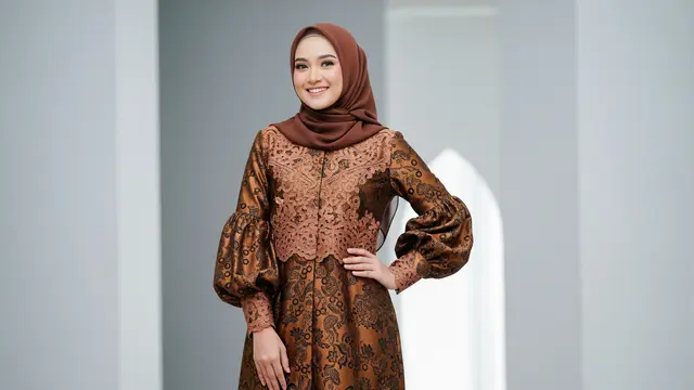 Model Gamis Batik Brokat Warna Bronze Terbaru untuk Ramadan 2026 (Image by Gemini AI)