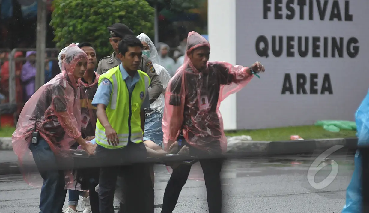  Sejumlah wanita pingsan saat mengantre untuk menonton konser One Direction, Senayan, Jakarta, Rabu (25/3/2015). Puluhan ribu orang rela mengantre untuk melihat konser One Direction. (Liputan6.com/Johan Tallo)