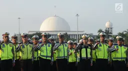 Polisi lalu lintas mengikuti apel operasi ketupat 2019 di lapangan Silang Monas, Jakarta, Selasa (28/5/2019).  Apel gelar pasukan operasi ketupat 2019 melibatkan 93.589 personel Polri, 13.131 personel TNI, 18.906 personel Kementerian dan Dinas terkait, 11.720. (merdeka.com/Imam Buhori)