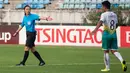 Selain itu, Yoshimi Yamashita juga menjadi wasit perempuan pertama yang memimpin pertandingan J-League dan juga Liga Champions Asia. (AFP/Sai Aung Main)