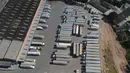 Truk terparkir di sebuah perusahaan pengiriman barang di sepanjang Jalan Raya BR-116 di Embu das Artes, pinggiran Sao Paulo, Brasil, Senin (28/5). Aksi mogok sopir truk menyebabkan kurangnya pasokan BBM di SPBU. (AP Photo/Andre Penner)