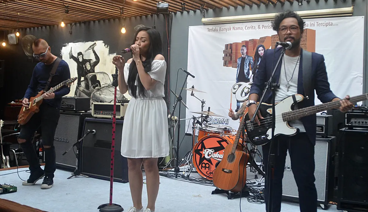 Grup musik yang digawangi oleh Jacklinne Rosy (Vocal), Ronny (Bass) dan Edwin (Gitar) telah siap ramaikan industri musik tanah air dengan peluncuran album terbaru mereka. (Deki Prayoga/Bintang.com)