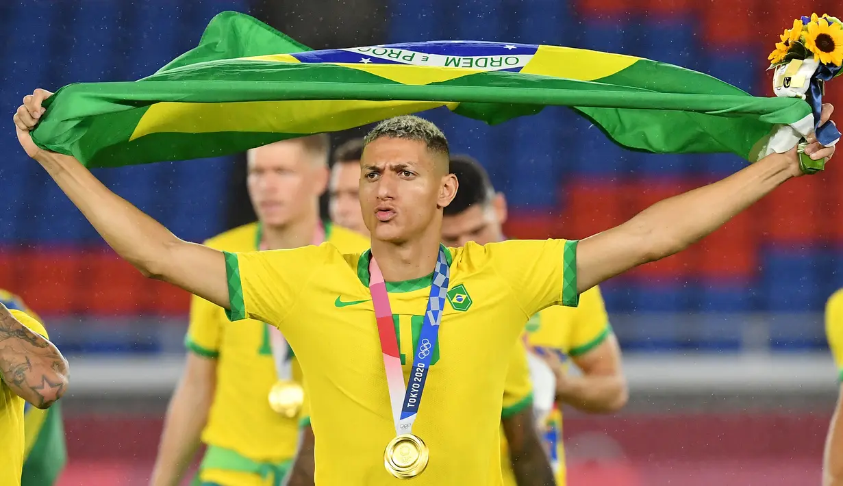 Brasil sukses mempertahankan medali emas cabang sepak bola putra setelah mengalahkan Spanyol di final Olimpiade Tokyo 2020. Gelar top skor pun diraih andalannya di lini depan, Richarlison yang mengoleksi 5 gol. Berikut daftar lengkap top skor Olimpiade Tokyo 2020. (Foto: AFP/Tiziana Fabi)