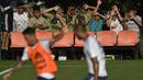 Anak-anak usia muda dari tim Atleico, Brasil menyaksikan para pemain timnas Argentina berlatih sebelum laga kualifikasi Piala Dunia 2018 melawan Brasil di Atletico MG Training Center, Vespasiano, Minas Gerais, Brasil, (8/11/2016). (AFP/Douglas Magno)