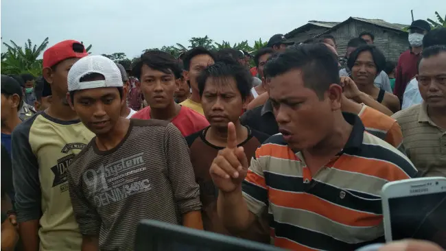 Penyegelan Gudang Penyimpanan Limbah Medis di Cirebon. (Liputan6.com/ Panji Prayitno)