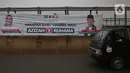 Pengedara melintas di depan alat peraga kampanye (APK) yang terpasang di kawasan Depok, Jawa Barat dan Ciputat, Tangerang Selatan, Minggu (18/10/2020). KPU Kota Tangsel dan Depok membagikan sejumlah alat peraga kampanye kepada pasangan calon Pilkada 2020 serentak. (Liputan6.com/Johan Tallo)