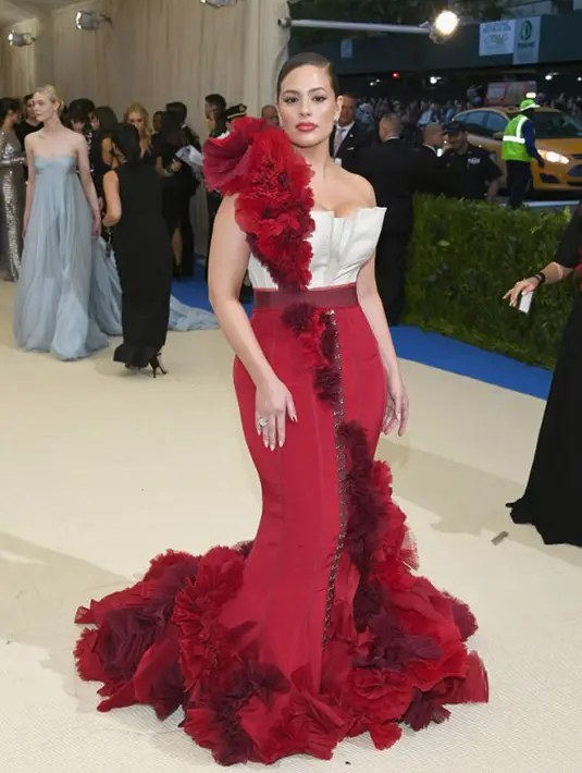Kostum yang dikenakan Ashley Graham di Met Gala 2017 sangat elegan. Dress yang dominan berwarna merah ini memiliki hiasan bunga-bunga yang juga berwarna merah. Tatanan rambut dan makeup natural yang dikenakan pun memancarkan aura cantik. (AFP/Bintang.com)