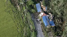 Sejumlah rumah rusak setelah diguncang gempa dan diterjang tanah longsor, Kota Atsuma, Prefektur Hokkaido, Jepang, Kamis (6/9). Gempa menelan satu korban jiwa dan puluhan orang hilang. (Kyodo News via AP)