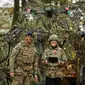 Kate Middleton saat dia menerbangkan drone saat berkunjung ke The Queen's Dragoon Guards (QDG) ke-1, dekat Norwich, Inggris timur pada 8 November 2023. (CHRIS RADBURN / POOL / AFP)