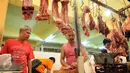 Sejumlah pedagang daging sapi di pasar daging tradisional Palmerah, Jakarta, Senin (4/7). H-2 Idul Fitri 1437 H, harga kebutuhan daging sapi meroket dari Rp 130.000 menjadi 150.000 per kilogram. (Liputan6.com/Helmi Afandi)