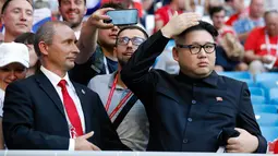 Peniru Presiden Rusia, Vladimir Putin dan pemimpin Korea Utara, Kim Jong-un memeriahkan laga pamungkas penyisihan Grup A Piala Dunia 2018 antara Uruguay vs Rusia di Samara Arena, Senin (25/6). Uruguay berhasil melumat Rusia 3-0. (AP/Hassan Ammar)